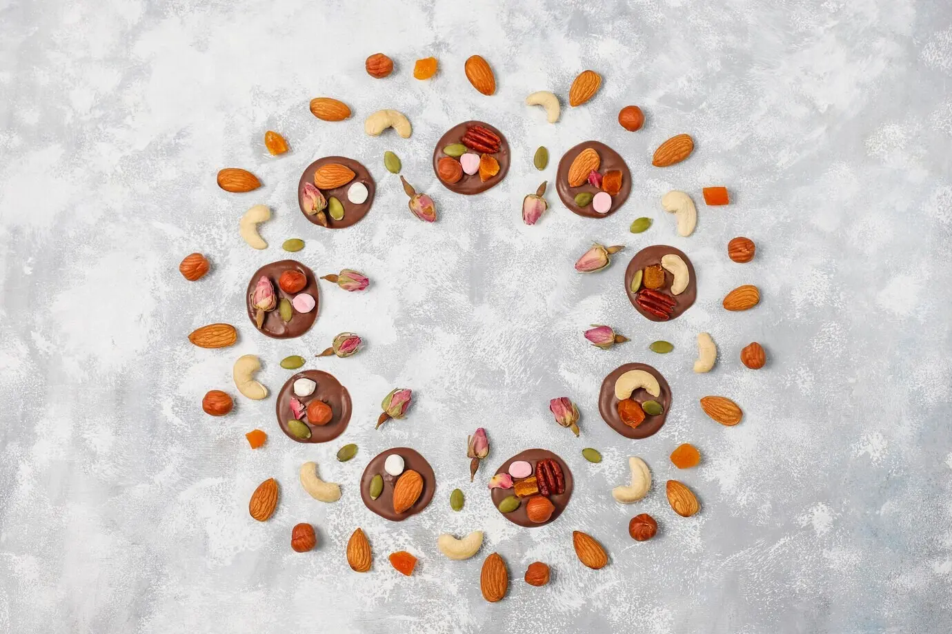 Handgemachte Schokoladen-Mendiants, Kekse, Häppchen, Bonbons, Nüsse. Freier Textbereich. Draufsicht.