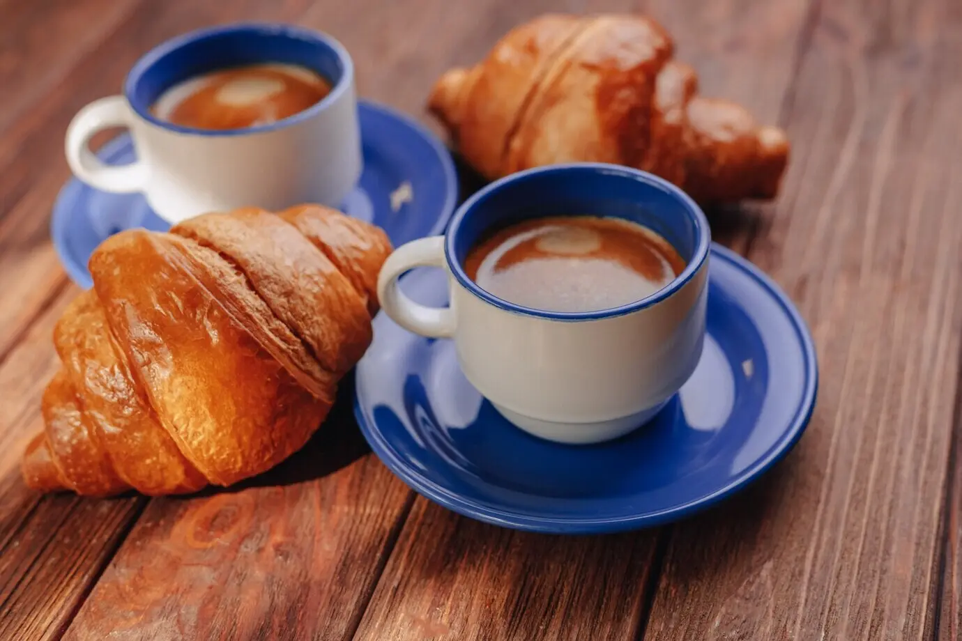 Zwei Tassen Kaffee und Croissants